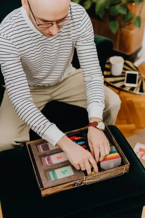 Elegancki fortepian w nastrojowej sali koncertowej, ukazujący detale strun i lśniącą powierzchnię instrumentu.