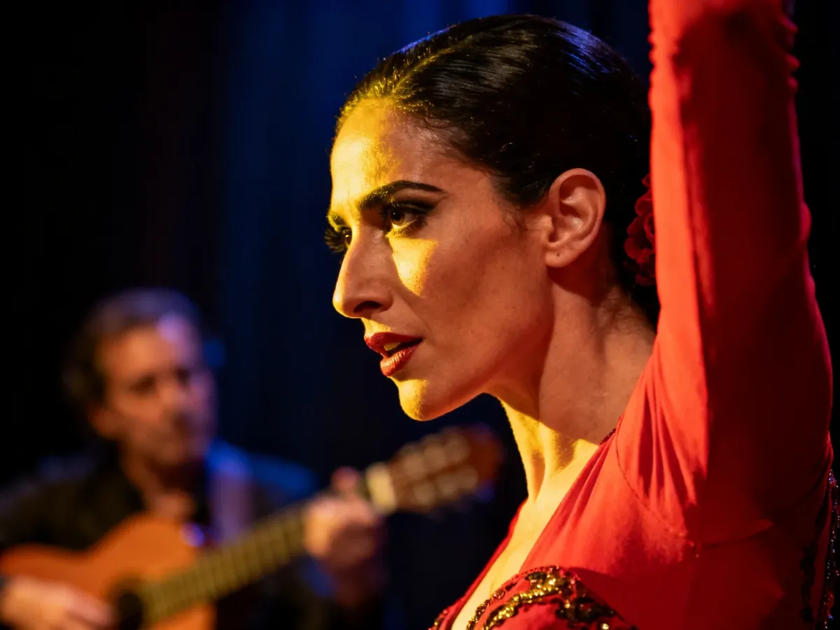 Pełen emocji moment tańca flamenco symbolizujący duende